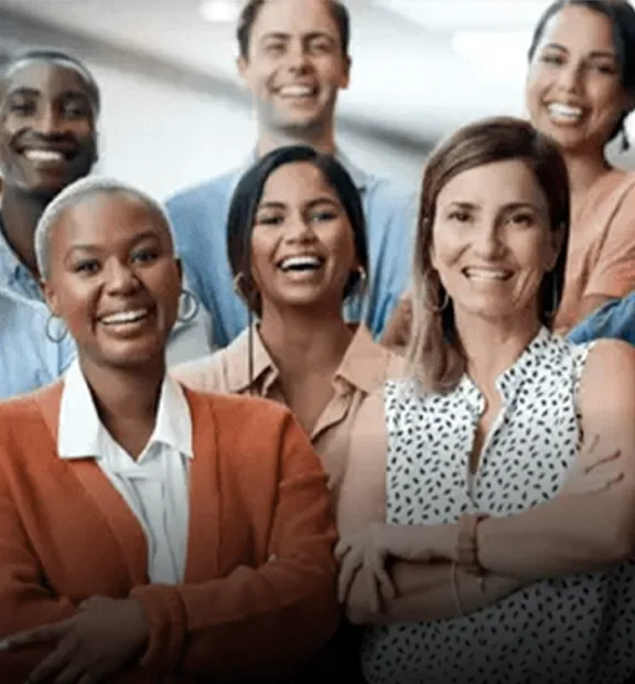 Un groupe diversifié de personnes souriantes.